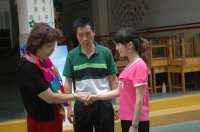 赵春荣老师和我园教师亲切握手2