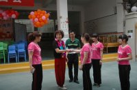 赵春荣老师和我园教师亲切握手1