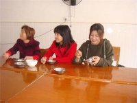 委员们品尝食物