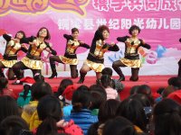青春靓丽的老师送给小朋友们优美的舞蹈，祝大家圣诞快乐！
