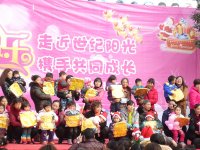 幸运的宝贝们抽到奖品—红缨书包