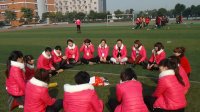 我园参培教师正在热烈讨论如何更好地编排幼儿舞蹈