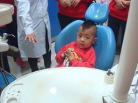 让幼儿试坐修牙齿的仪器