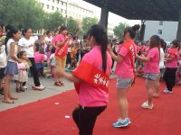 家长和孩子们正聚精会神的看我们的表演