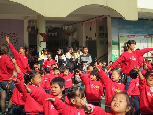 培英幼儿园的新园服 - 红缨教育_做中国幼儿园