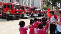 “我是小小消防员”主题活动，消防员叔叔带领我们参观消防车。