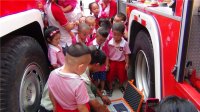 “我是小小消防员”主题活动，消防员叔叔为小朋友们展示消防器械。