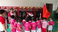 “我是小小消防员”主题活动，老师为小朋友们讲解消防用具。