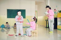 我们在表演英语情景对话