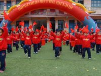 手中舞动着大红的四方旗，学前班的孩子演完打击乐，又向我们展示了意气风发的《旗操》。
