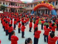 全园师生向家长们展示早操《迎向朝阳》。