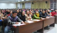 参会家长认真观看红缨教育宣传视频，并作笔记