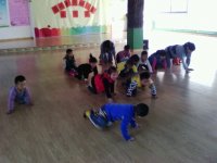 文城时代幼儿园小二班爬行活动