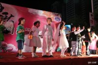 参加赣州大润发组织的“中秋节晚会”上表演 中华民族的节日有很多，中秋节是中华民族的传统节日。“月到中秋分外明”，金秋送爽，丹桂飘香。金子塔幼儿参加了大润发组织的“文化大餐”中秋晚会演出。幼儿表演两个节目，得到大家的好评。