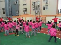 看：幼儿园各班在老师们的指导下正在开展“阳光体育