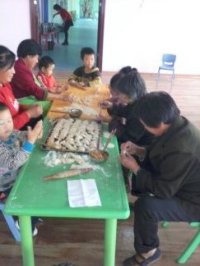 我和爷爷奶奶一起包饺子！