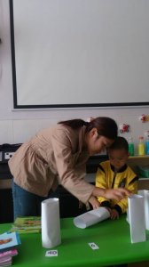 广东河源明珠华庭幼儿园手工课展示