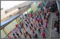 全园幼儿展示《阳光体育操节》哑铃操