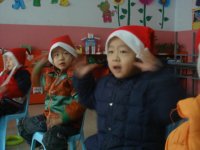 一边唱一边表演