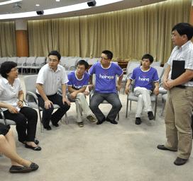 两位老总正紧锣密鼓地商讨会场意见